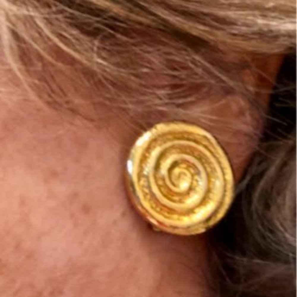 🎈 Buy 1/Get 1 Free - Vintage Gold-Tone SWIRL DESIGN Clip-on Earrings - Picture 4 of 4